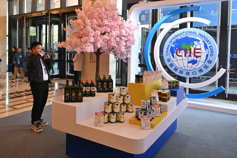 參會嘉賓在“進(jìn)博會走進(jìn)湖北”活動主題推介會展區(qū)拍攝。人民網(wǎng)記者 翁奇羽攝