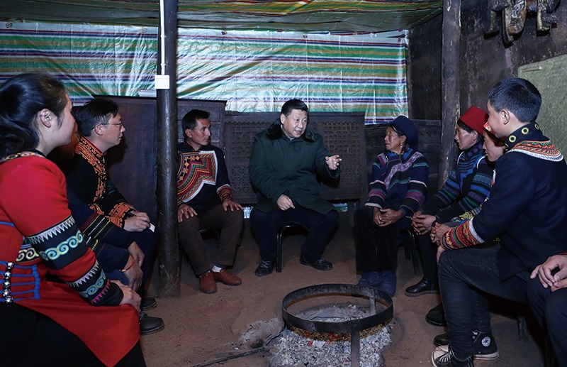 △2018年2月11日，四川涼山彝族自治州昭覺縣三岔河鄉(xiāng)三河村，習(xí)近平總書記來到村民節(jié)列俄阿木家中看望。