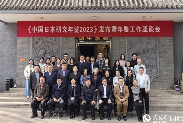 部分與會(huì)嘉賓合影留念。人民網(wǎng)記者 陳建軍攝