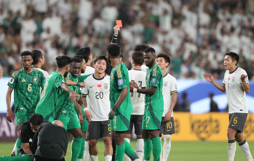 3月20日，主裁判向中國隊(duì)球員林良銘出示紅牌。新華社記者 王東震 攝