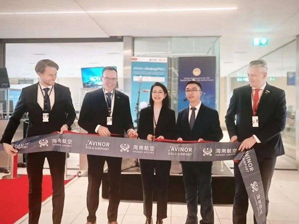 中國(guó)駐挪威大使侯悅（中）出席海航奧斯陸—北京直航開航儀式。中國(guó)駐挪威大使館供圖