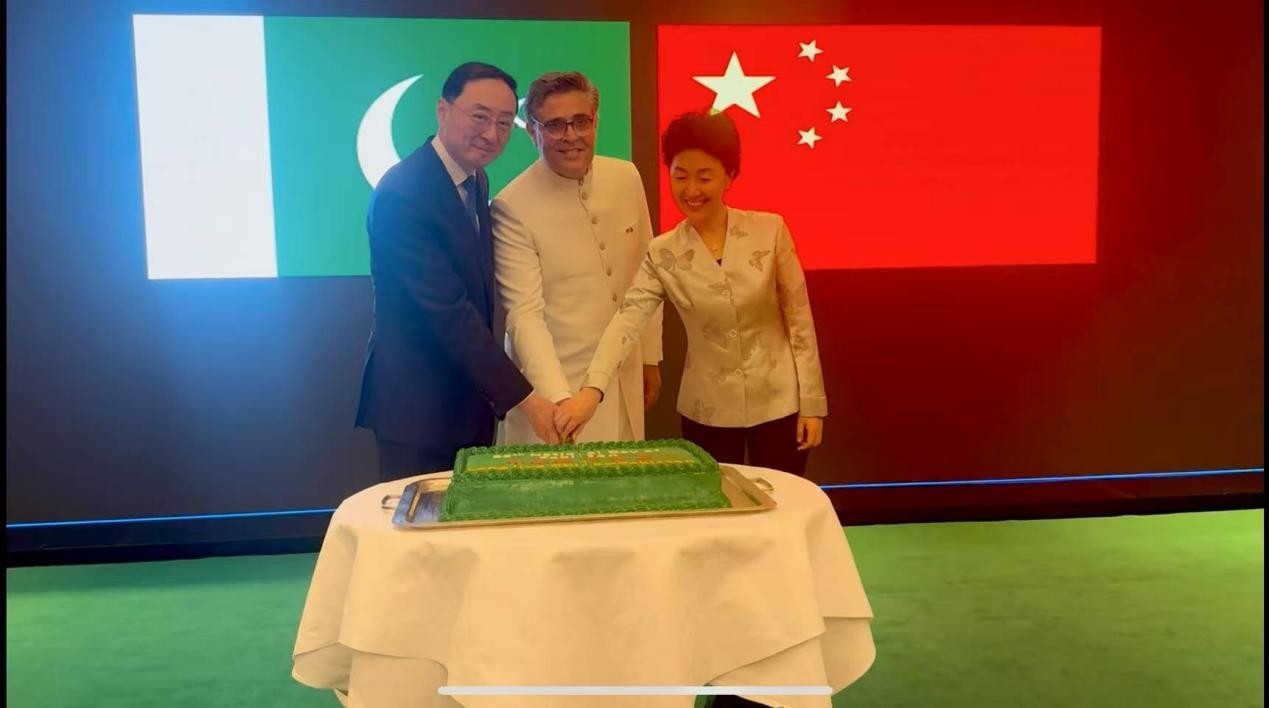 外交部副部長孫衛(wèi)東（左）、巴基斯坦駐華大使卡里爾·哈什米（中）、中聯(lián)部副部長孫海燕（右）共切蛋糕。巴基斯坦駐華大使館供圖