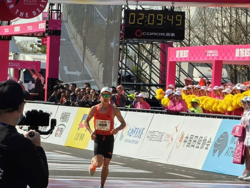 楊紹輝通過比賽終點(diǎn)。 人民網(wǎng)記者 楊磊攝