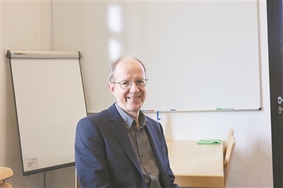 德國物理學會主席、雷根斯堡大學凝聚態(tài)物理學家克勞斯·里希特教授。駐德國記者 李山攝