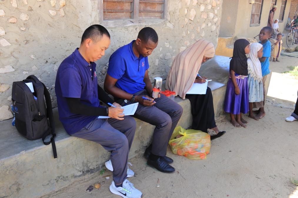 專家組指導(dǎo)非方疾控人員開展疾病篩查工作。專家組供圖