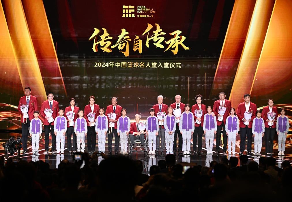 3月23日，在場的各屆中國籃球名人堂入堂人物在入堂儀式上合影留念。新華社記者 陳鐘昊 攝