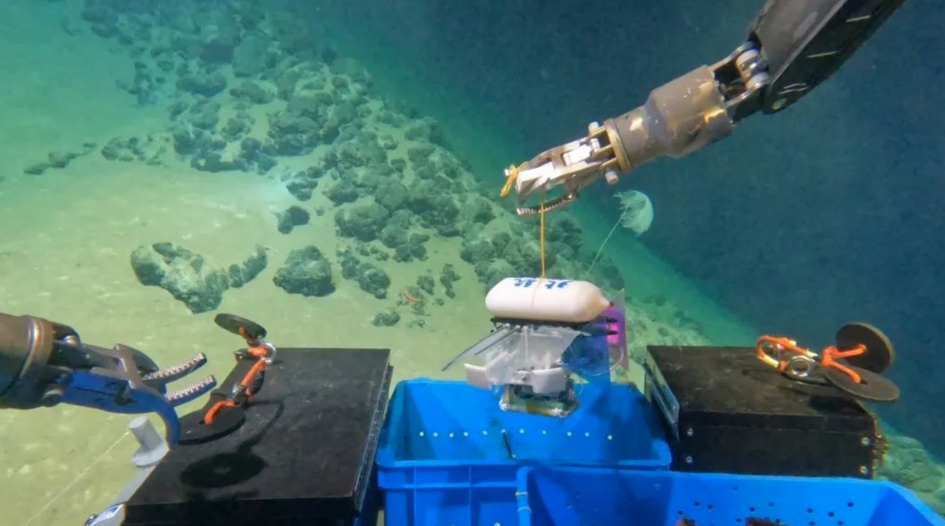 北航深海小型機(jī)器人在深海測(cè)試。校方供圖