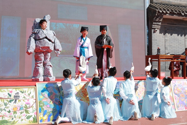 展覽開幕式上，府學學子上演情景劇《鵝池》。府學胡同小學供圖