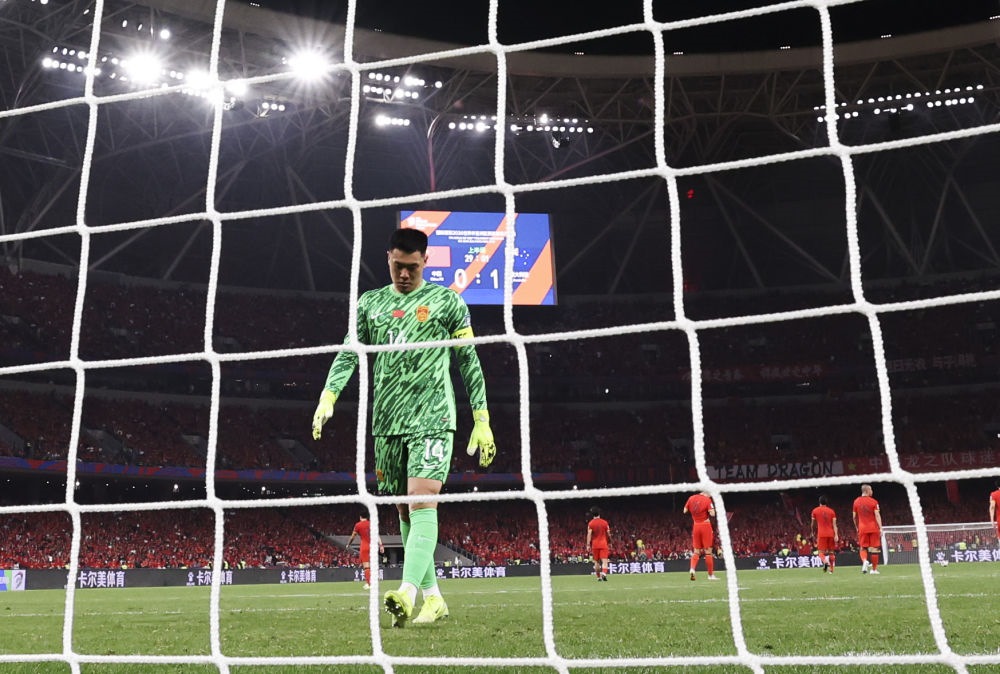 3月25日，中國(guó)隊(duì)守門(mén)員王大雷在球隊(duì)丟球后。新華社記者 曹燦 攝