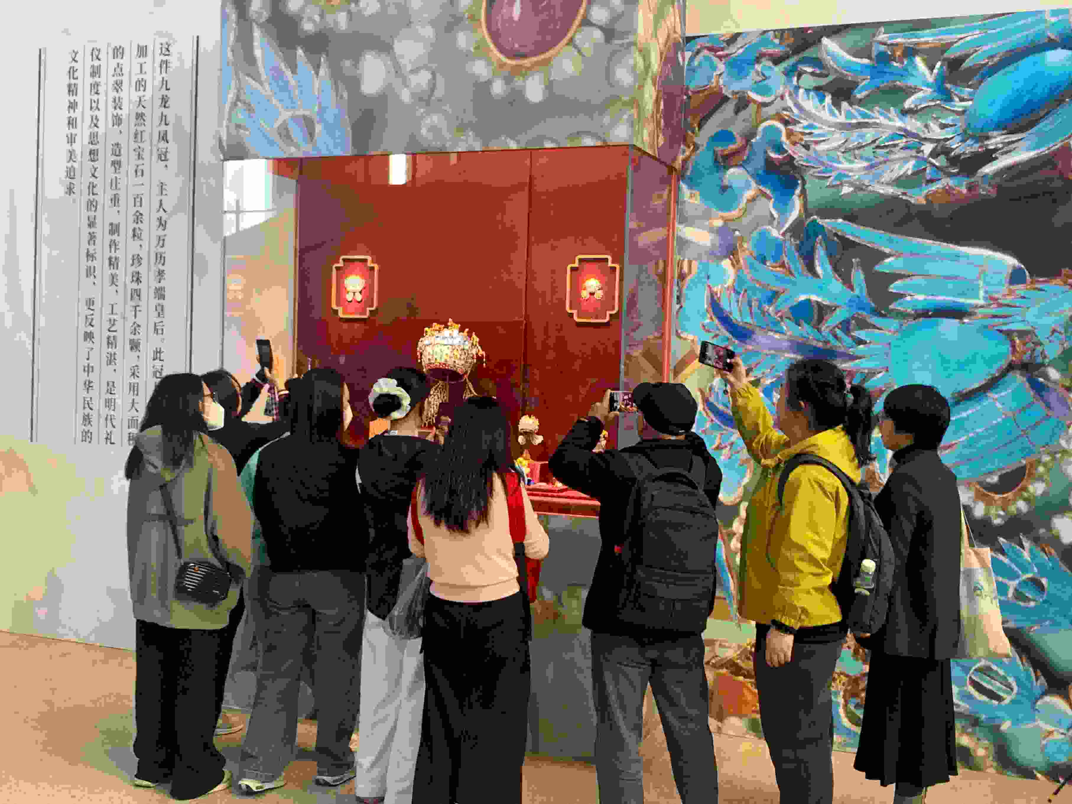 觀眾參觀國博鳳冠系列文創(chuàng)產品。人民網(wǎng)記者 劉穎穎攝