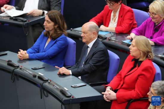 3月25日，在德國(guó)柏林，朔爾茨（中）出席新一屆德國(guó)聯(lián)邦議院首次全體會(huì)議。新華社記者 杜哲宇 攝