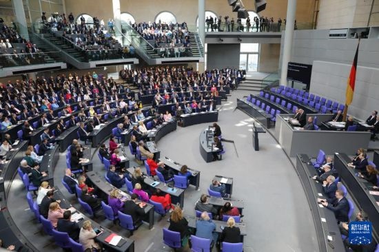 3月25日，在德國(guó)柏林，新一屆德國(guó)聯(lián)邦議院成立并召開(kāi)首次全體會(huì)議。新華社記者 杜哲宇 攝