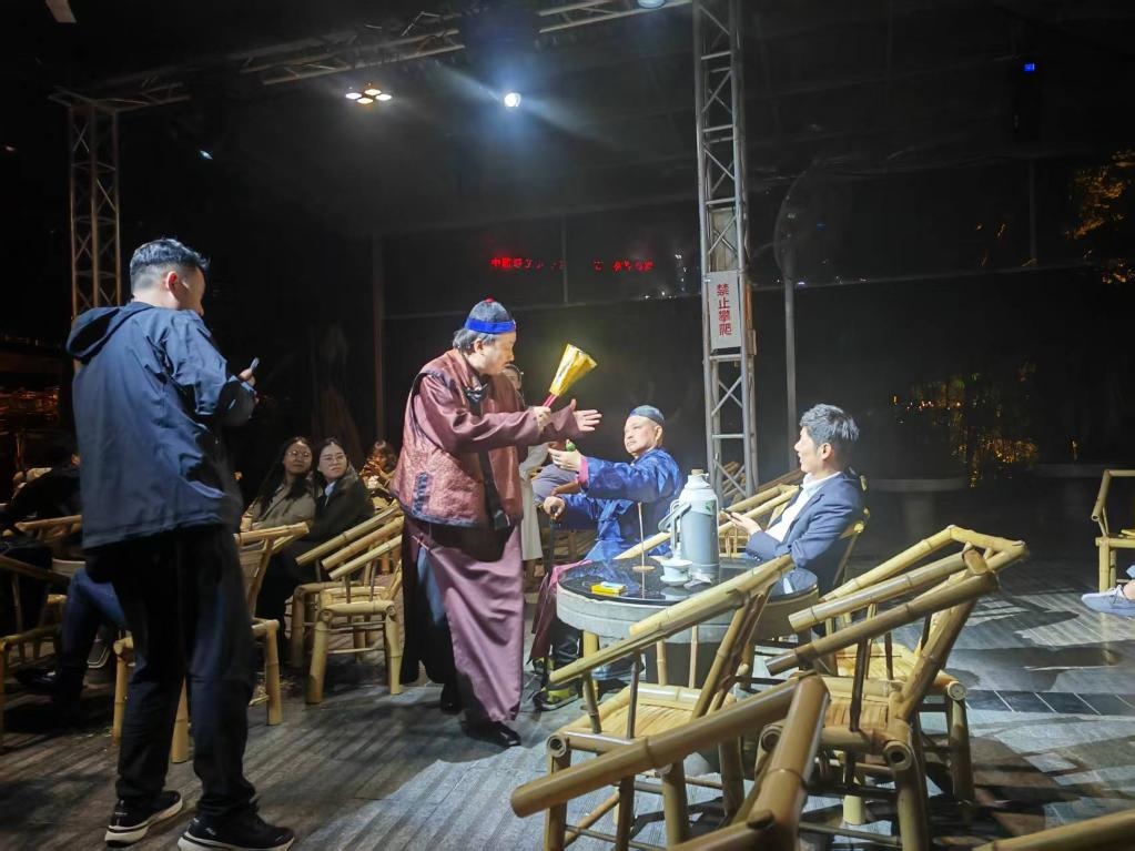 3月24日，《鶴鳴傳奇》在四川省成都市人民公園鶴鳴茶社演出。新華社記者 張海磊 攝