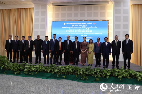 嘉賓合影。人民網(wǎng)記者 簡承淵攝