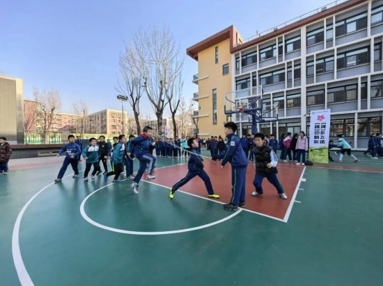 北京師范大學(xué)實(shí)驗(yàn)小學(xué)開展跳繩比賽。