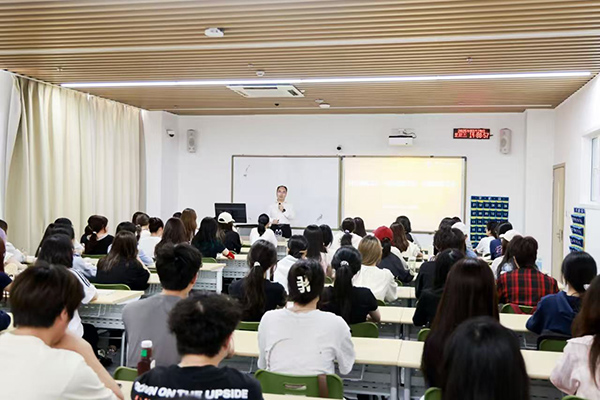 深圳職業(yè)技術(shù)大學(xué)黨委副書記、校長許建領(lǐng)為學(xué)生授課。學(xué)校供圖