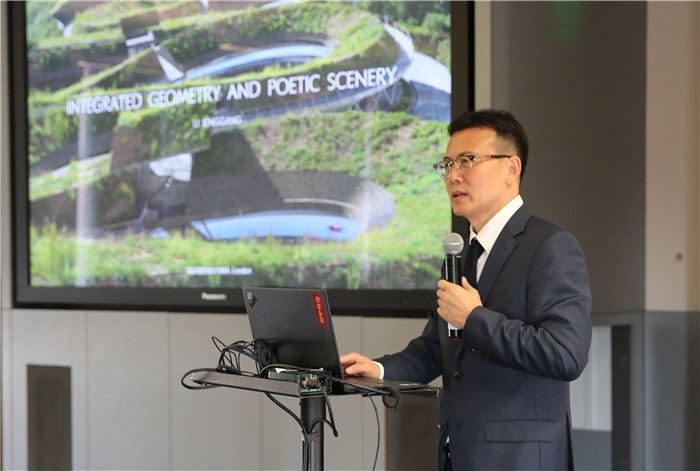 李興鋼院士做題為《勝景幾何》的主旨報告?；顒又鬓k方供圖