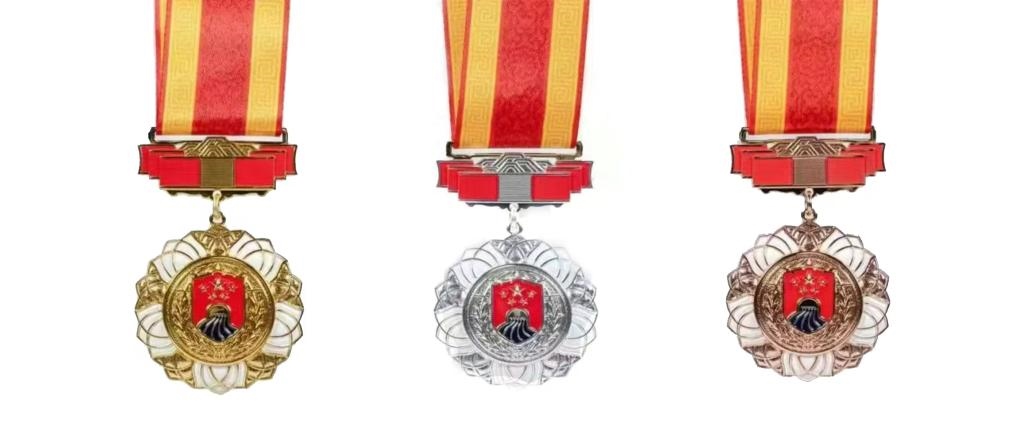 圖為戍守邊疆金質(zhì)、銀質(zhì)、銅質(zhì)紀念章。（國家移民管理局供圖）