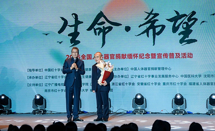 中國紅十字會副會長白巖松在現(xiàn)場采訪“人民英雄”張定宇教授。主辦方供圖