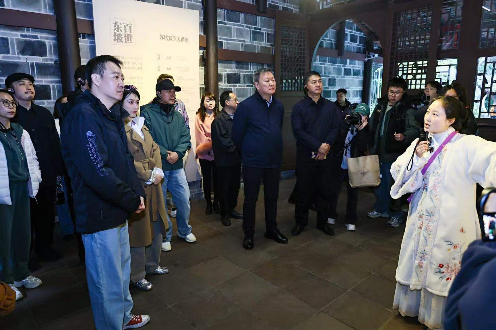 《蘇堤春曉》劇組在眉山三蘇祠參觀學(xué)習(xí)。受訪者供圖