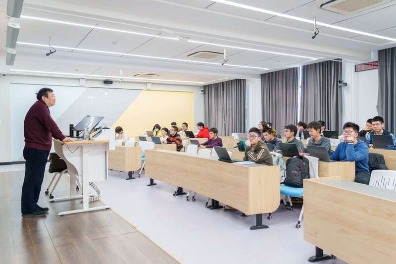 北航面向全校本科生開設(shè)《人工智能導(dǎo)論》通識必修課。校方供圖