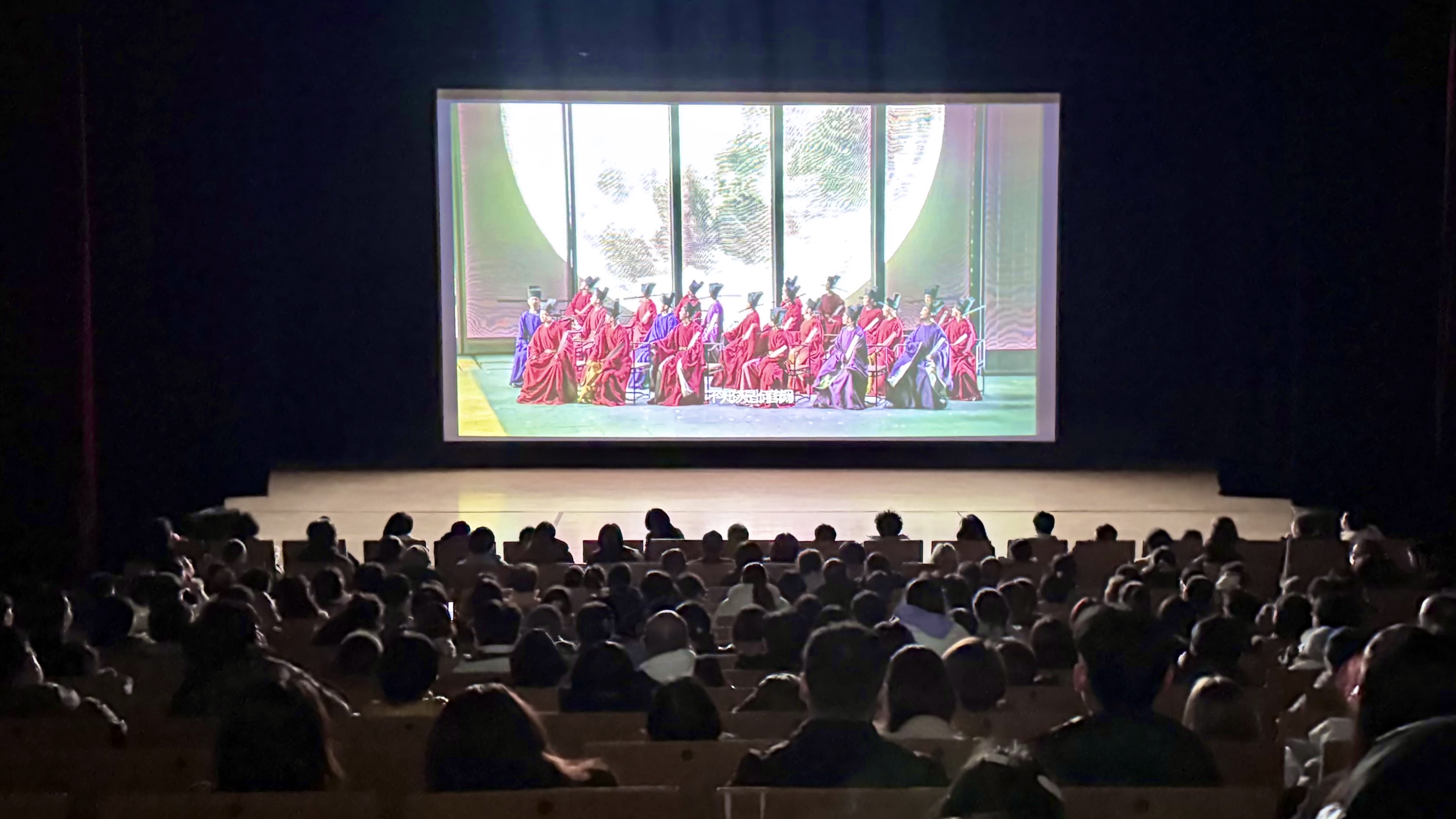 觀眾在哈爾濱大劇院欣賞《蘇堤春曉》。國(guó)話供圖