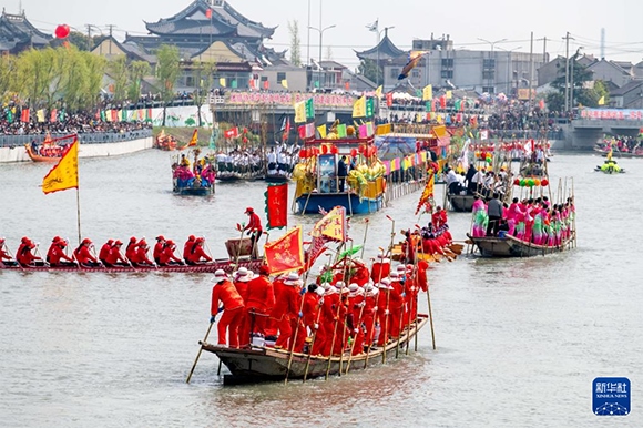 ?4月4日，選手在參加茅山會船盛會 。?新華社發(fā)（楊玉崗 攝）