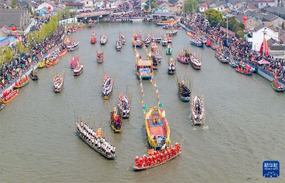 ?4月4日，選手在參加茅山會船盛會（ 無人機照片）。?新華社發(fā)（顧繼紅 攝）