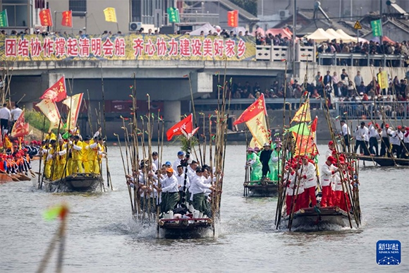 ?4月4日，選手在參加茅山會船盛會。新華社發(fā)（湯德宏 攝）