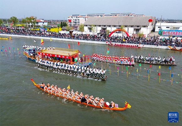 4月4日， 選手在參加茅山會船盛會（無人機照片）。新華社發(fā)（顧繼紅 攝）