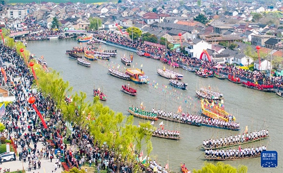 4月4日，選手在參加茅山會船盛會（無人機照片）。?新華社發(fā)（周社根 攝）