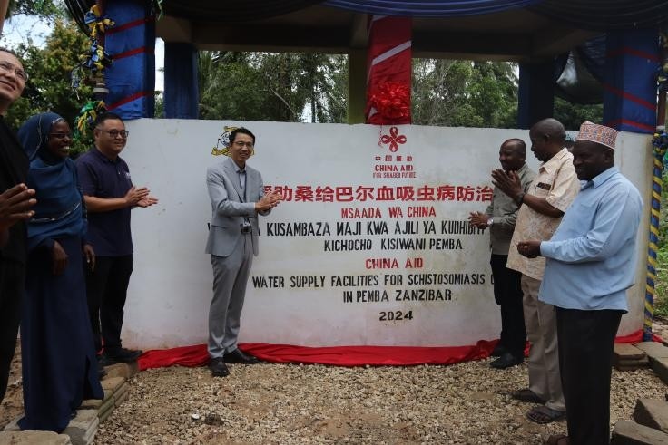 中國(guó)援助桑給巴爾血吸蟲(chóng)病防治技術(shù)項(xiàng)目安全供水工程揭牌儀式日前在當(dāng)?shù)嘏e行。 施亮攝