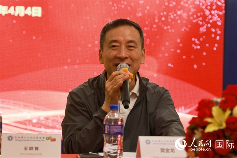 江蘇省人大常務(wù)委員會常務(wù)副主任樊金龍在座談會上致辭。人民網(wǎng)記者 陳海琪攝