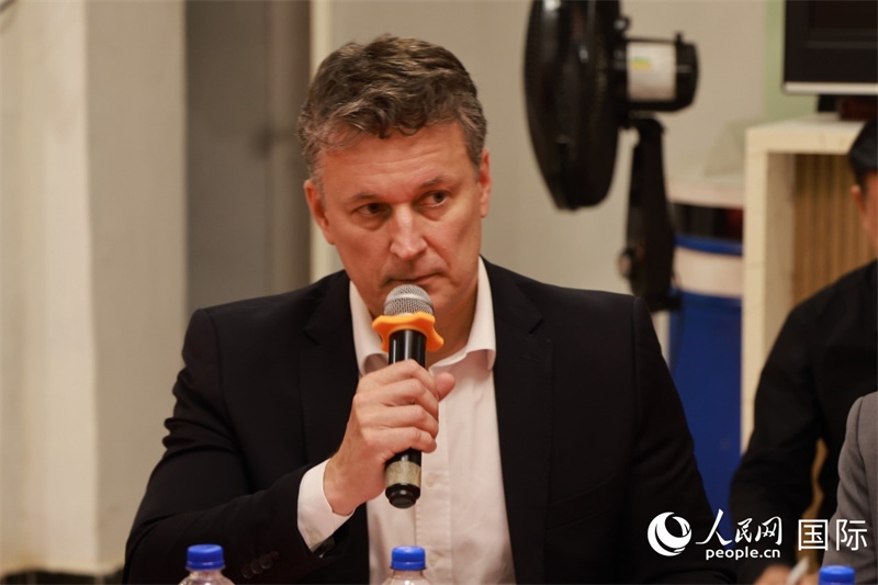 巴西中國友好協(xié)會主席恩里克·達諾布雷加在座談會上致辭。人民網(wǎng)記者 陳海琪攝