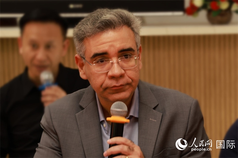巴西弗魯米嫩塞聯(lián)邦大學(xué)教授、中國問題專家埃萬德羅·卡瓦略在座談會上致辭。人民網(wǎng)記者 陳海琪攝