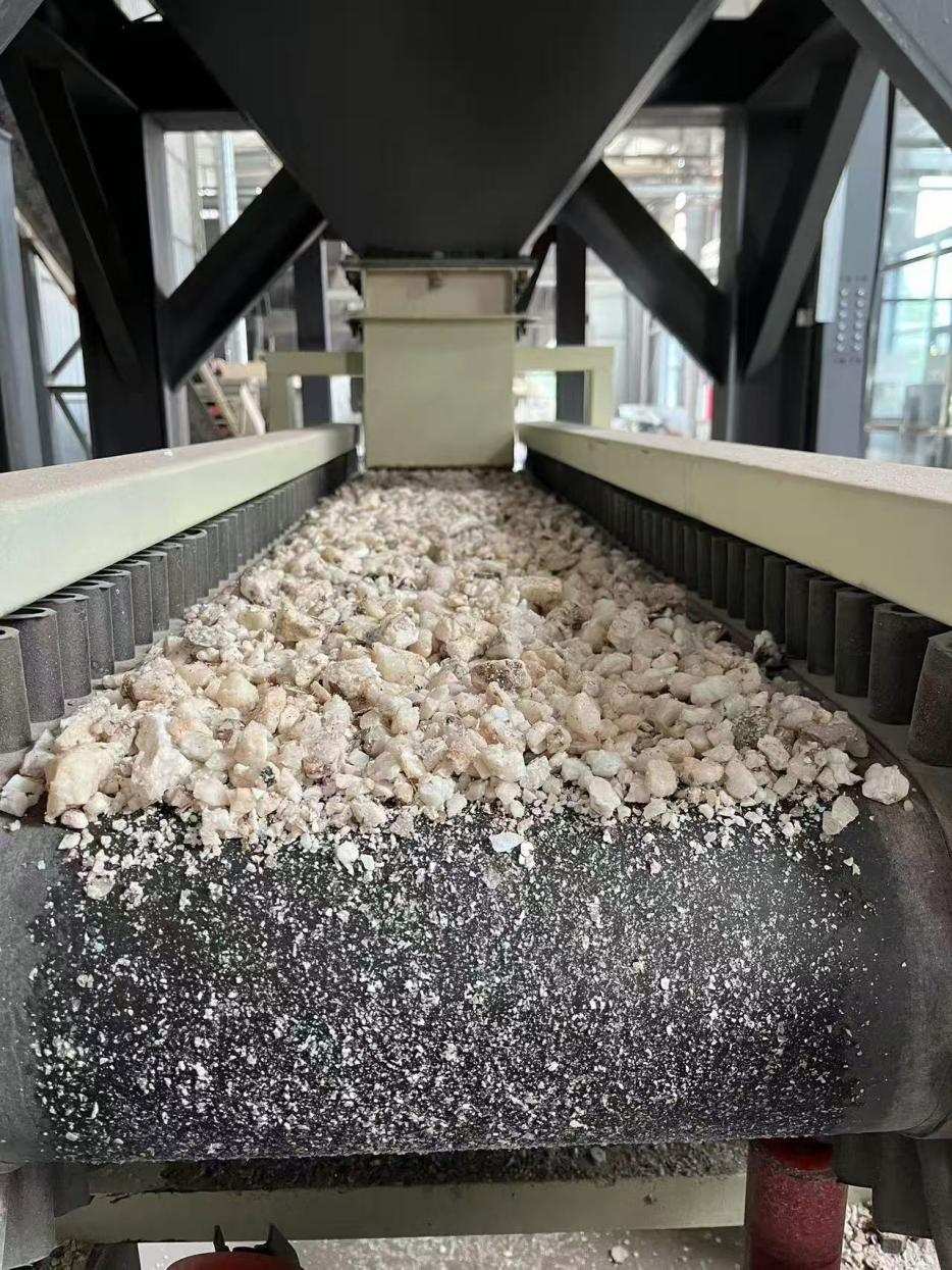 高純石英生產(chǎn)線。自然資源部供圖