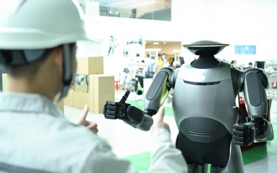 在廣汽研究院，人形機(jī)器人團(tuán)隊(duì)的周仁義在演示GoMate機(jī)器人互動(dòng)功能（新華社記者 鄧華 攝）