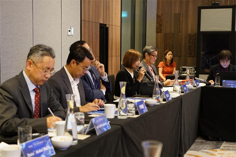 《南洋商報(bào)》總編輯羅依薇（左四）進(jìn)行致辭。林俊揚(yáng)攝