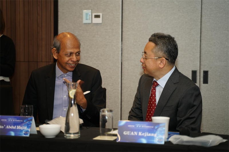 分享會(huì)現(xiàn)場(chǎng)，中方記者同與會(huì)代表進(jìn)行友好交流。林俊揚(yáng)攝