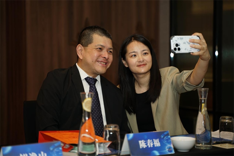 分享會(huì)上，中方記者同與會(huì)代表合影留念。林俊揚(yáng)攝