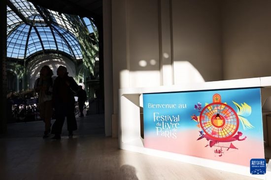 4月11日，人們?cè)诜▏?guó)巴黎大皇宮參加2025巴黎書(shū)展。新華社記者 高靜 攝