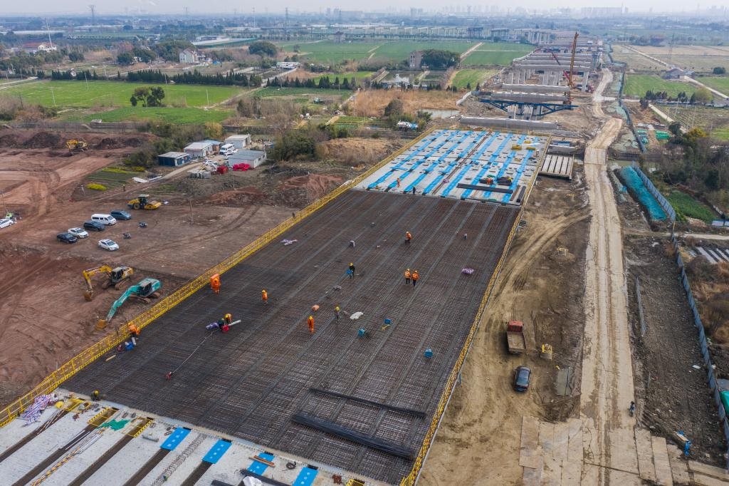 3月7日，在524國(guó)道秀洲王江涇至新塍公路工程TJ02標(biāo)段，作業(yè)人員正在進(jìn)行60米鋼混組合梁現(xiàn)澆橋面板鋼筋焊接及綁扎作業(yè)（無(wú)人機(jī)照片）。新華社記者 徐昱 攝