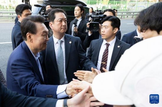 4月11日，韓國(guó)前總統(tǒng)尹錫悅（左一）在離開(kāi)首爾漢南洞官邸時(shí)與支持者握手。新華社發(fā)（全休相攝）