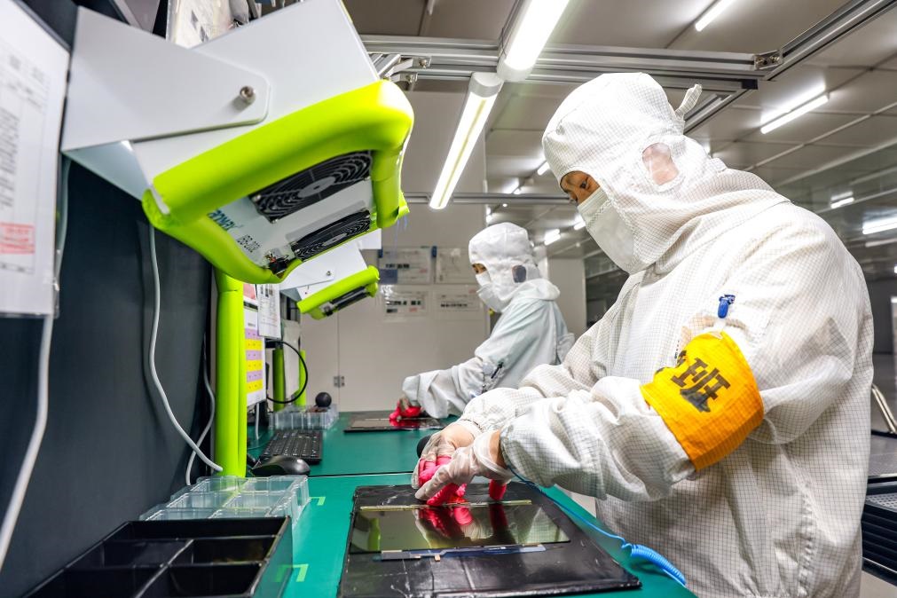 3月27日，在位于寧夏賀蘭工業(yè)園區(qū)的湯姆森電氣有限公司生產(chǎn)車間內(nèi)，工作人員制作硅膠絕緣護(hù)套。新華社記者 楊植森 攝