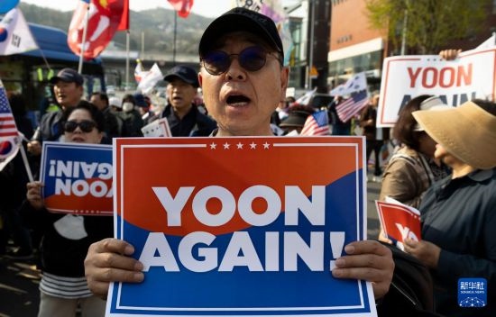 4月11日，在韓國(guó)首爾漢南洞官邸附近，支持者為韓國(guó)前總統(tǒng)尹錫悅送行。新華社發(fā)（全休相攝）