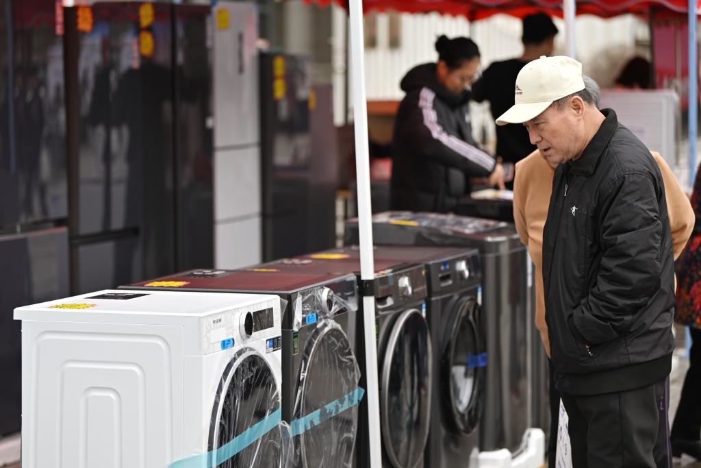 3月28日，天津市北辰區(qū)舉行2025年消費(fèi)品以舊換新惠民服務(wù)活動(dòng)，吸引眾多市民前來(lái)選購(gòu)。新華社記者 李然 攝