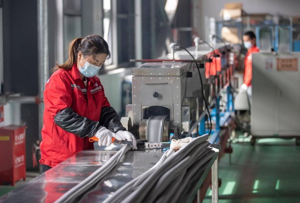 3月27日，在位于寧夏賀蘭工業(yè)園區(qū)的湯姆森電氣有限公司生產(chǎn)車間內(nèi)，工作人員制作硅膠絕緣護(hù)套。新華社記者 楊植森 攝