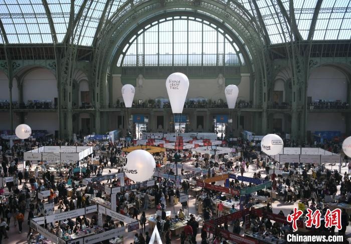 當(dāng)?shù)貢r間4月11日，2025年巴黎圖書節(jié)在巴黎大皇宮揭幕。圖為巴黎大皇宮的圖書節(jié)現(xiàn)場。中新社記者 李洋 攝