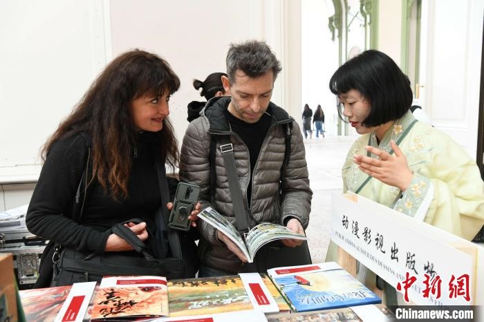 當(dāng)?shù)貢r間4月11日，2025年巴黎圖書節(jié)在巴黎大皇宮揭幕。中國出版代表團攜千余種中國精品圖書亮相展會。 中新社記者 李洋 攝