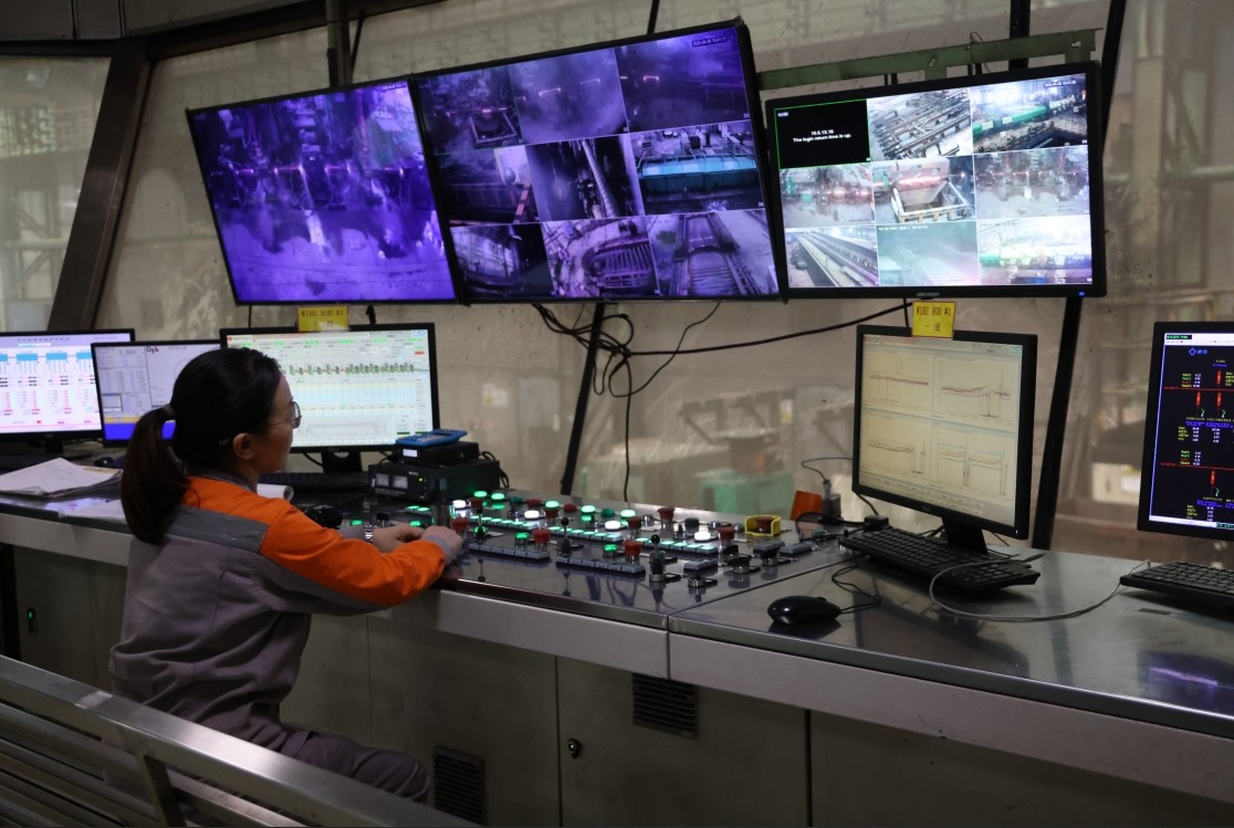 工作人員在馬中關(guān)丹產(chǎn)業(yè)園內(nèi)的聯(lián)合鋼鐵生產(chǎn)車間內(nèi)工作。（人民日報記者楊一 攝）